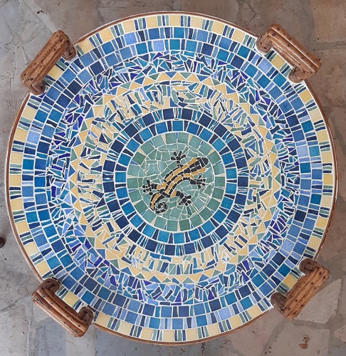 Table en mosaïque motif margouillat faite en Emaux de Briare Harmonie